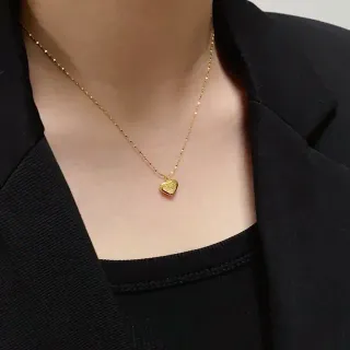 Collier avec pendentif en forme de cœur de ton doré et chaîne fine