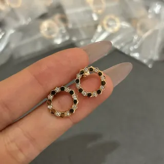 Aros Mini Hoop Negro con Pavé en Tono Dorado Hexagonal