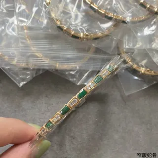 金色孔雀石和水晶通道镶嵌手镯