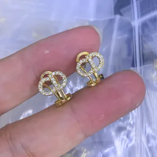 Aretes Clip-On con Cristal Pavé Interlocking Loop en Gold-Tone