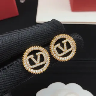 لون ذهبي Pavé Monogram أقراط أذن دائرية مع studs