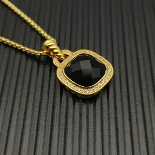 Collier avec pendentif de pierre facetée noire pavé de ton doré