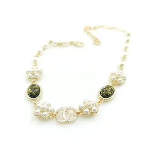 Collier perles et cabochon de résine en cluster de ton doré