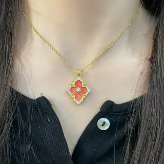 Collier pendentif or ton avec émail de corail pavé en forme de quatre feuilles
