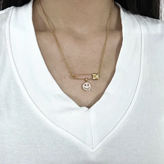 Colares com pino de segurança tom dourado e rosto sorridente 2