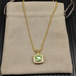 Collier avec pendentif halo de pierre verte en ton doré et forme carrée