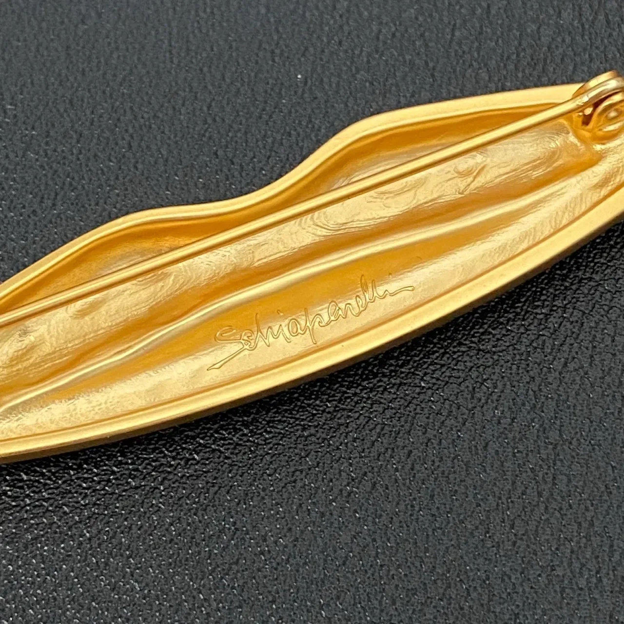 Gold-Toned Lip-Shaped Textured Brooch 2