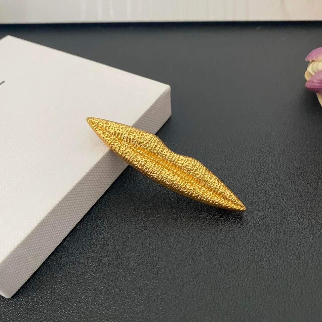Gold-Toned Lip-Shaped Textured Brooch 4