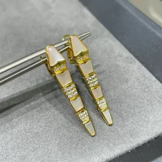 Aretes de metal en forma de daga segmentados de oro blanco