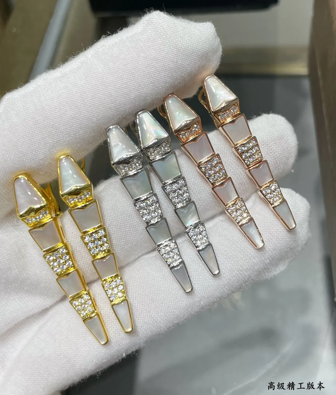 Brincos de metal em forma de adaga segmentados de ouro branco 4