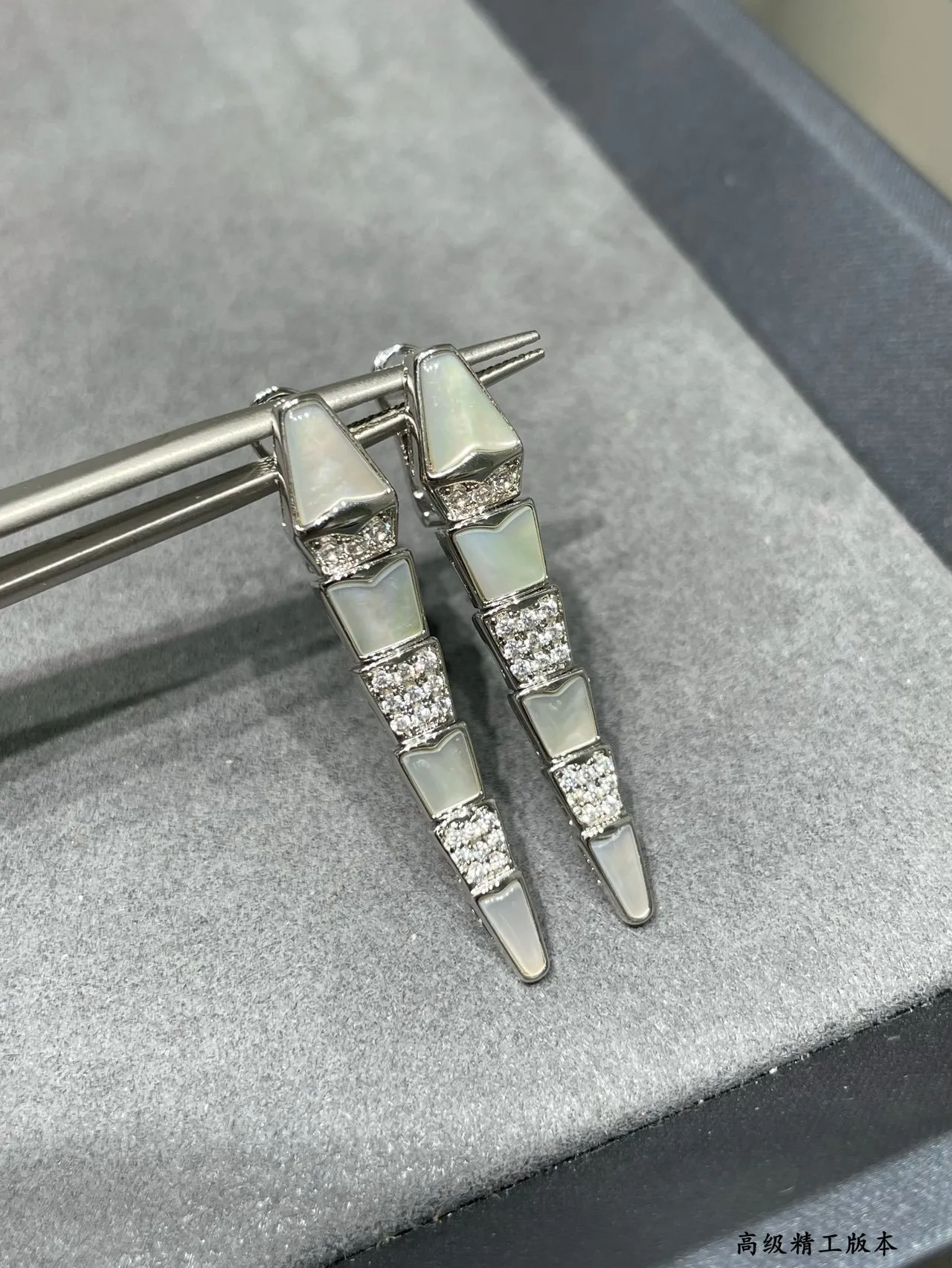 Brincos de metal em forma de adaga segmentados de ouro branco 5