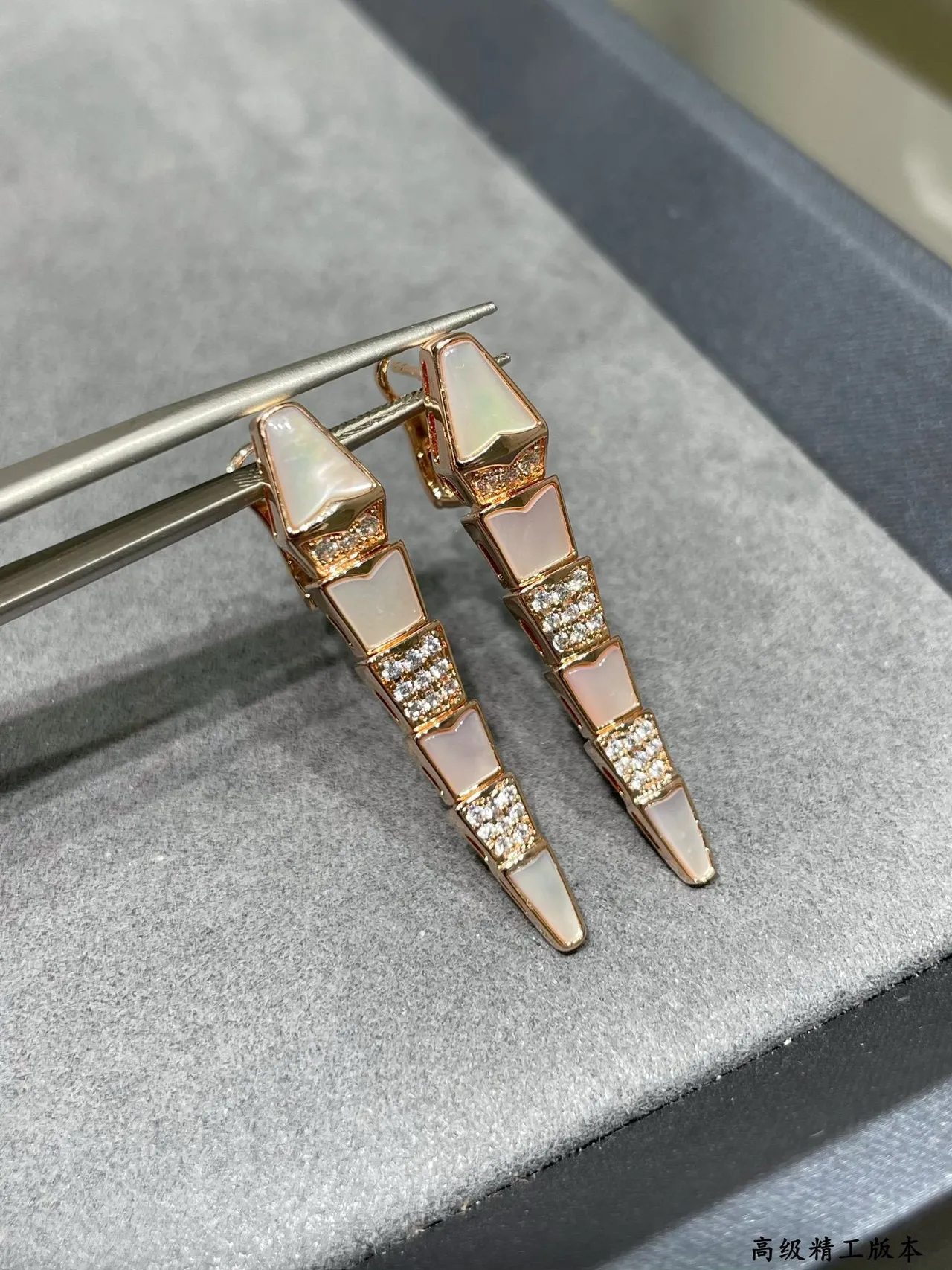 Brincos de metal em forma de adaga segmentados de ouro branco 6