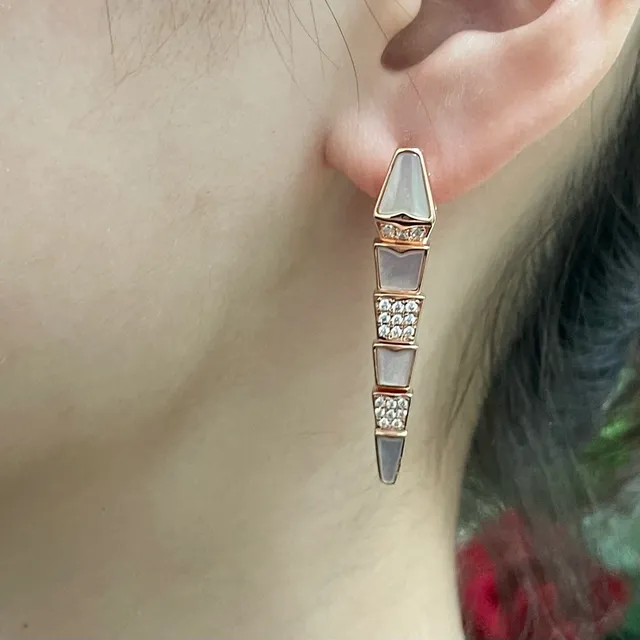 Brincos de metal em forma de adaga segmentados de ouro branco 7