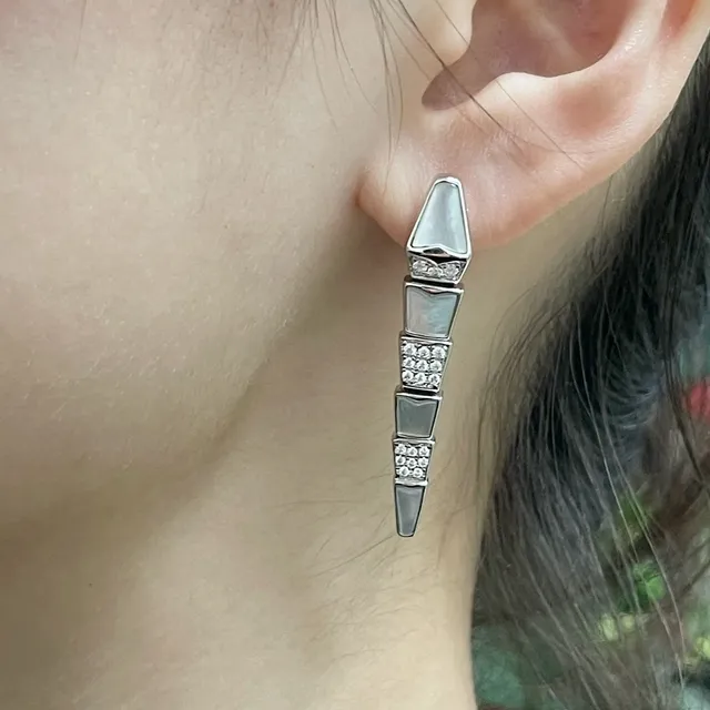 Brincos de metal em forma de adaga segmentados de ouro branco 8