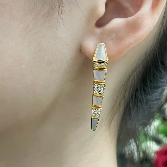 Brincos de metal em forma de adaga segmentados de ouro branco 9