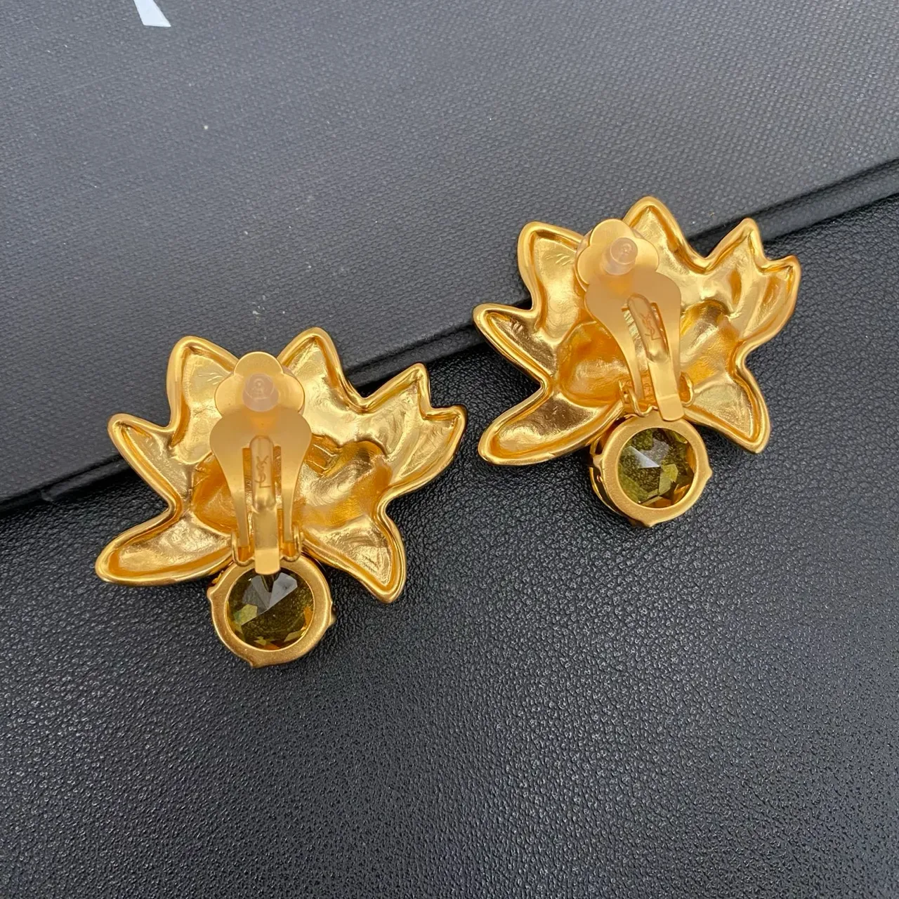 金黄色莲花图案金属耳环 4