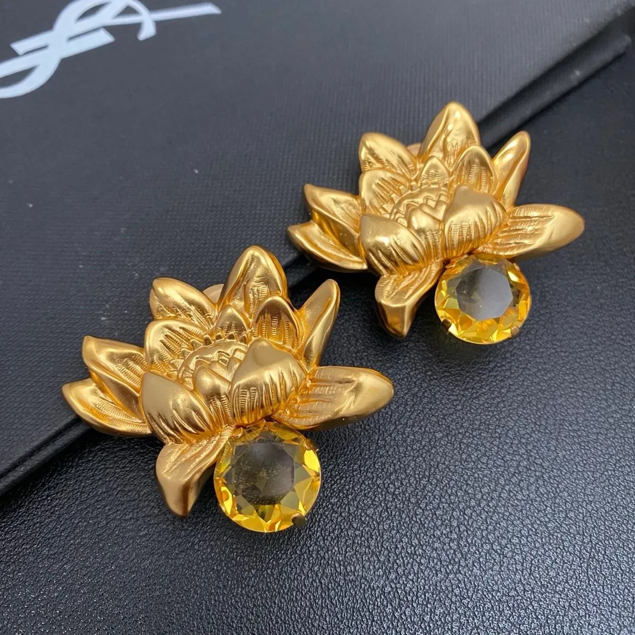 金黄色莲花图案金属耳环 5