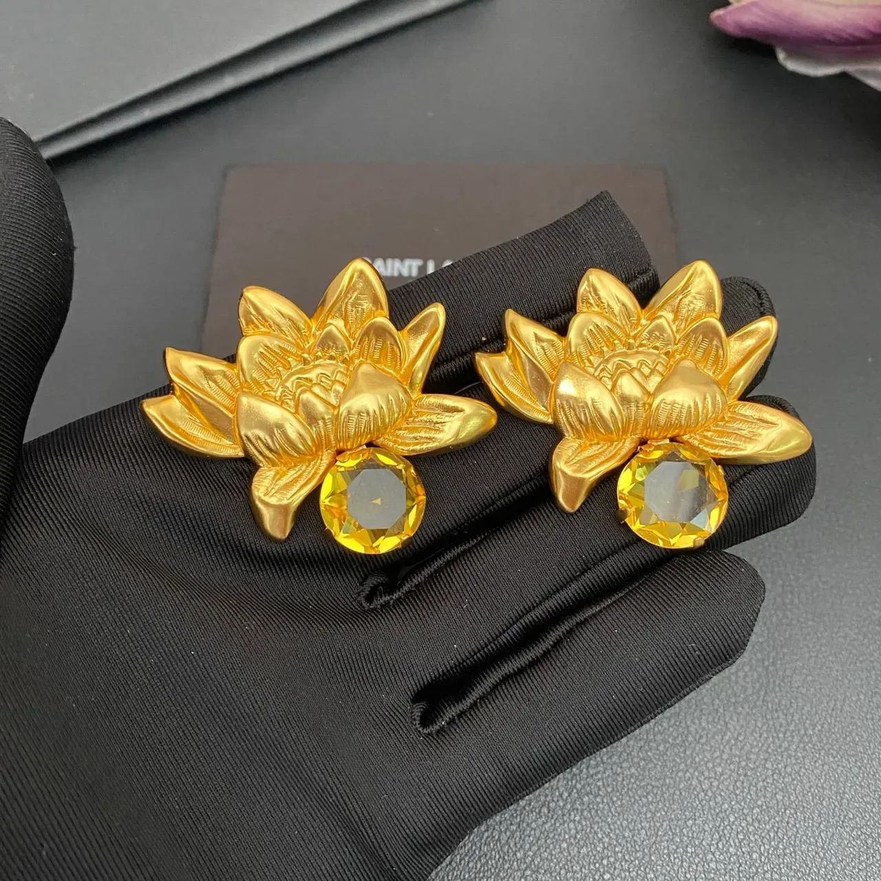 金黄色莲花图案金属耳环 6
