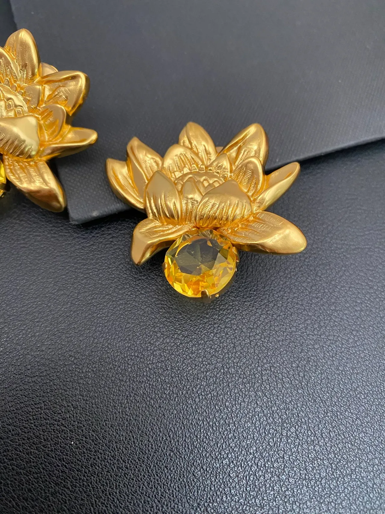金黄色莲花图案金属耳环 7