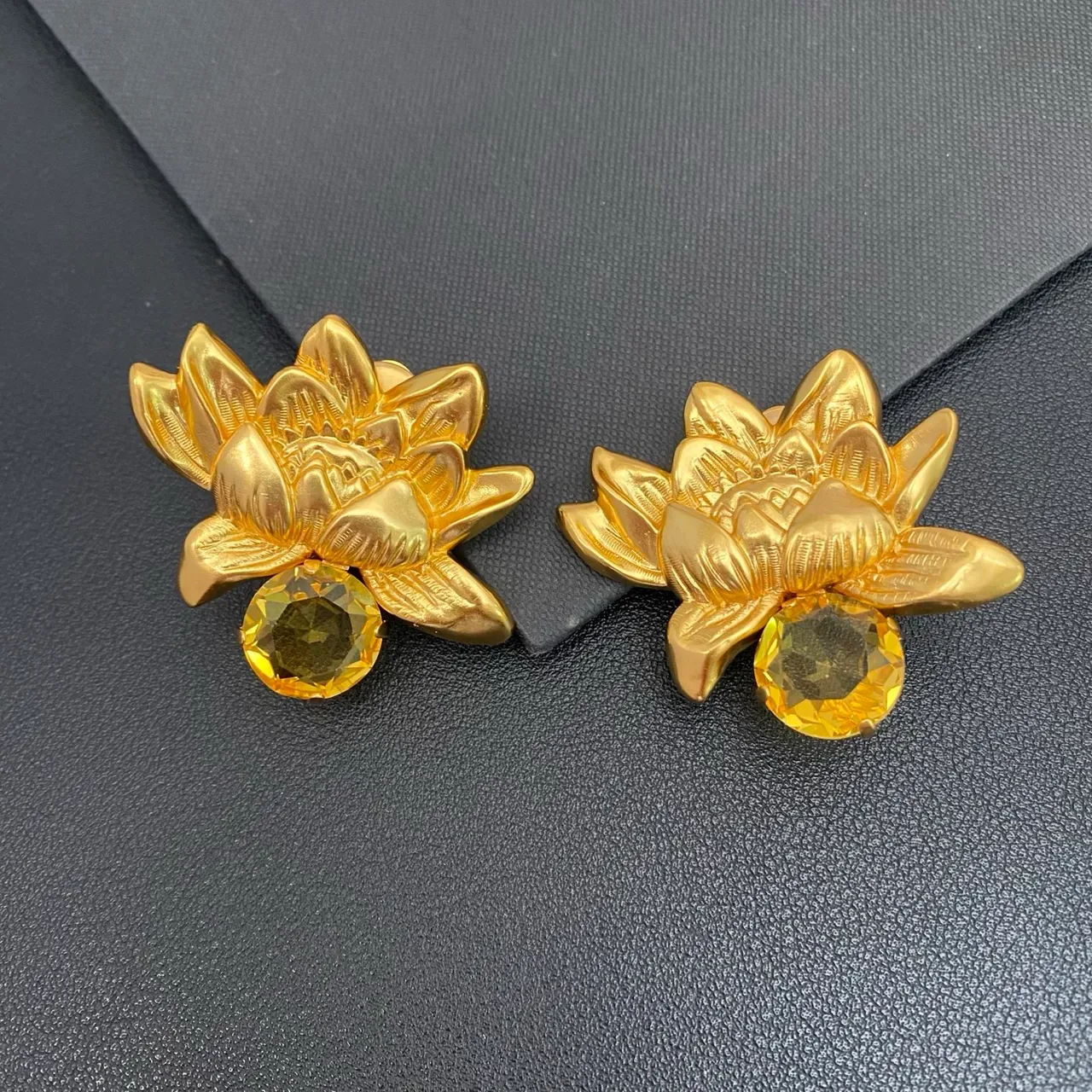 金黄色莲花图案金属耳环 8