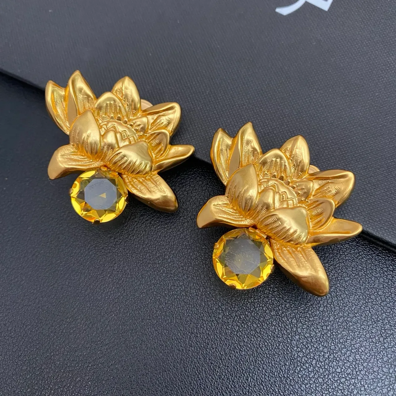 金黄色莲花图案金属耳环 9