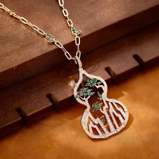 Collier pendentif en forme de gourde pavé pierre verte