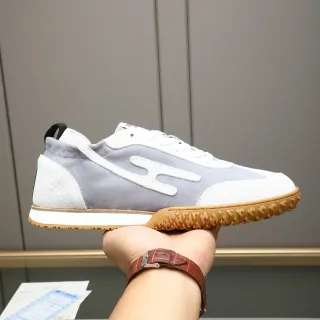 Zapatilla lifestyle con paneles de ante gris y blanco