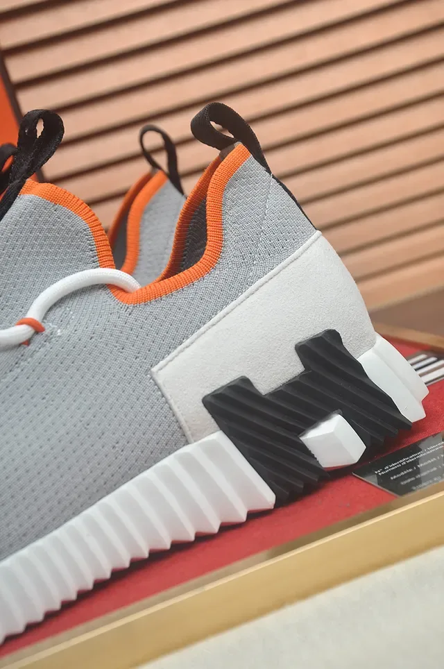 Tênis cinza e laranja upper knit midsole sculptado com sulcos 2