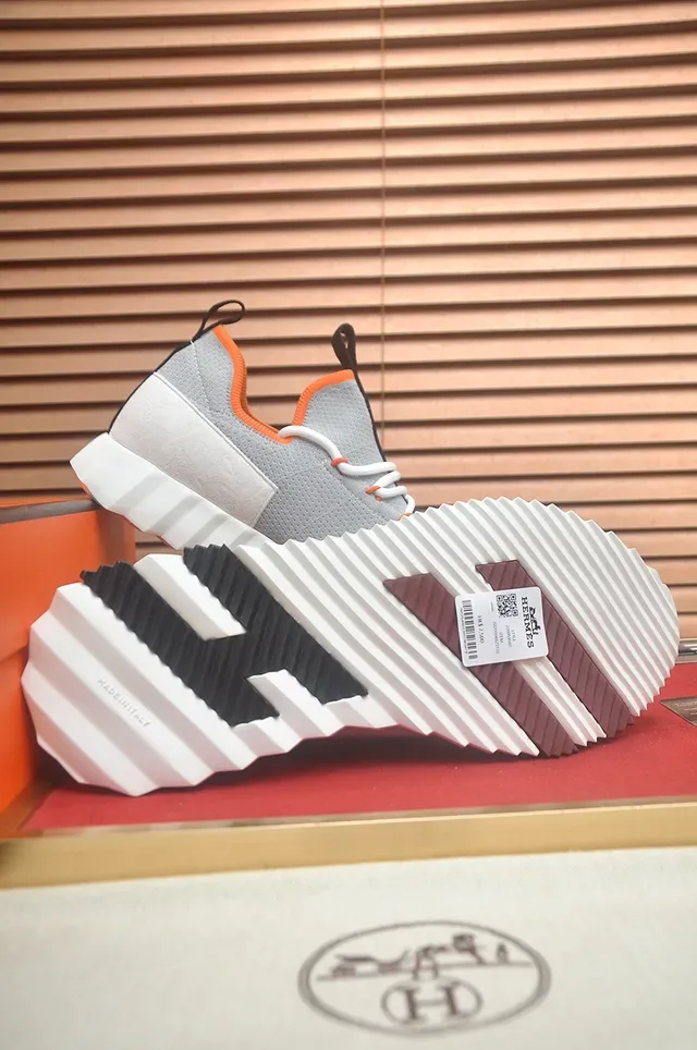 Tênis cinza e laranja upper knit midsole sculptado com sulcos 3