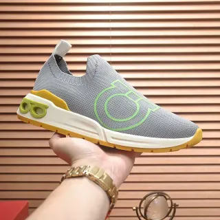 أحذية رياضية رمادية وصفراء سهلة الارتداء بجزء علوي نيت يناسب الجوارب، midsole منحوت متعدد الطبقات
