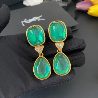 Brincos pendentes com três pedras facetadas verdes