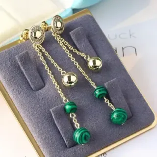 Brincos pendentes com miçangas de malacita e corrente de ouro verde