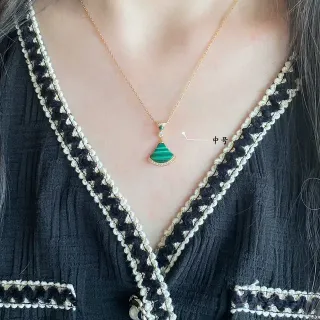 Colar com Pingente em Forma de Leque de Malachita Verde e Ouro