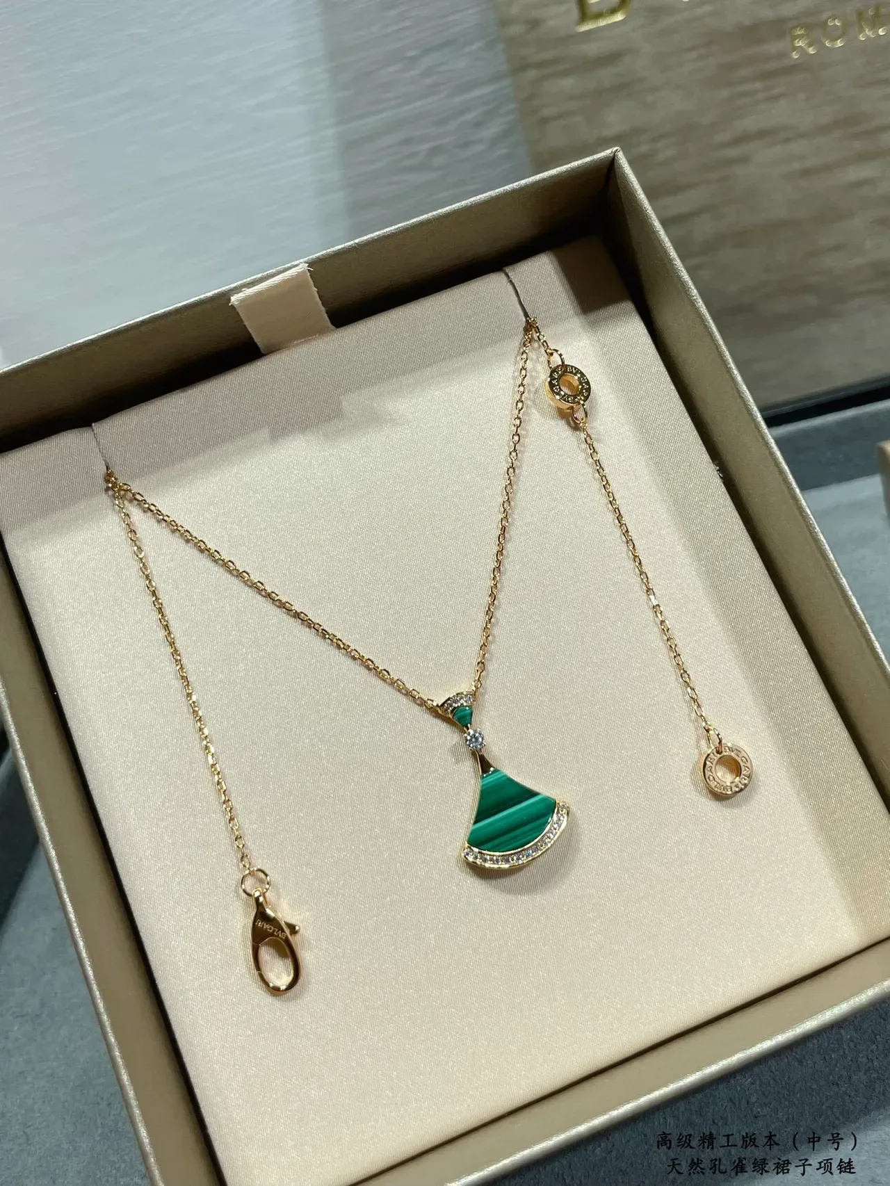 Green Gold Fan-Shaped Pendant Malachite Stone Necklace 7