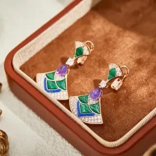 Brincos em forma de leque com esmalte incrustado verde e roxo