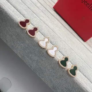 Aretes Stud con forma de corazón con borde Pavé incrustados