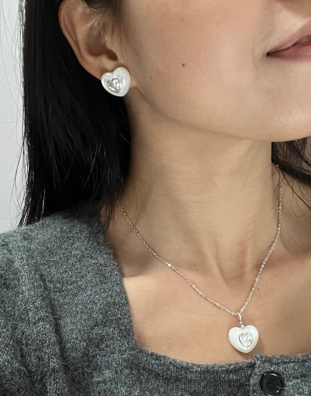 HEFANG Collar beige plateado en forma de corazón con acabado de madreperla 2