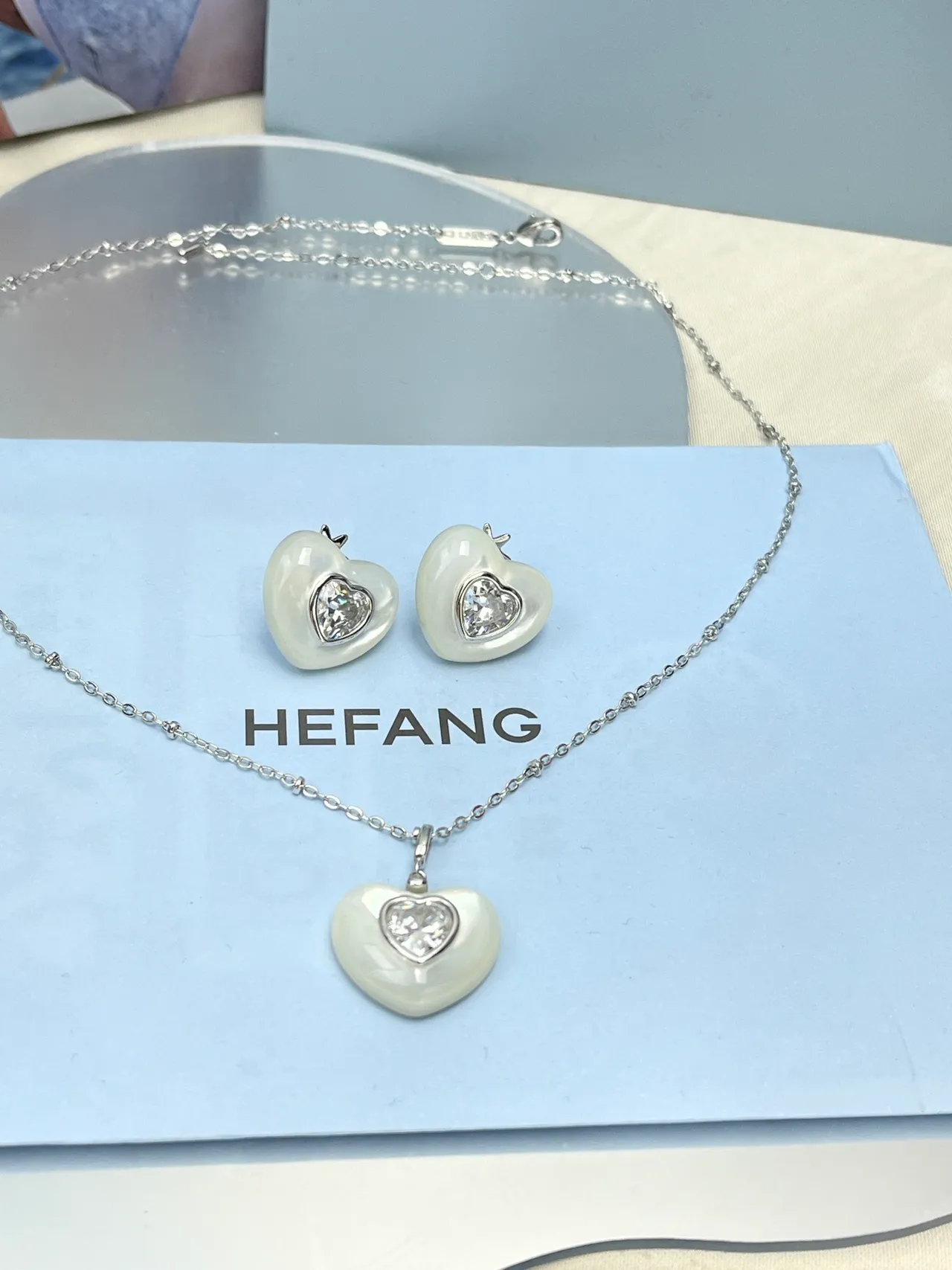 HEFANG Collar beige plateado en forma de corazón con acabado de madreperla 3