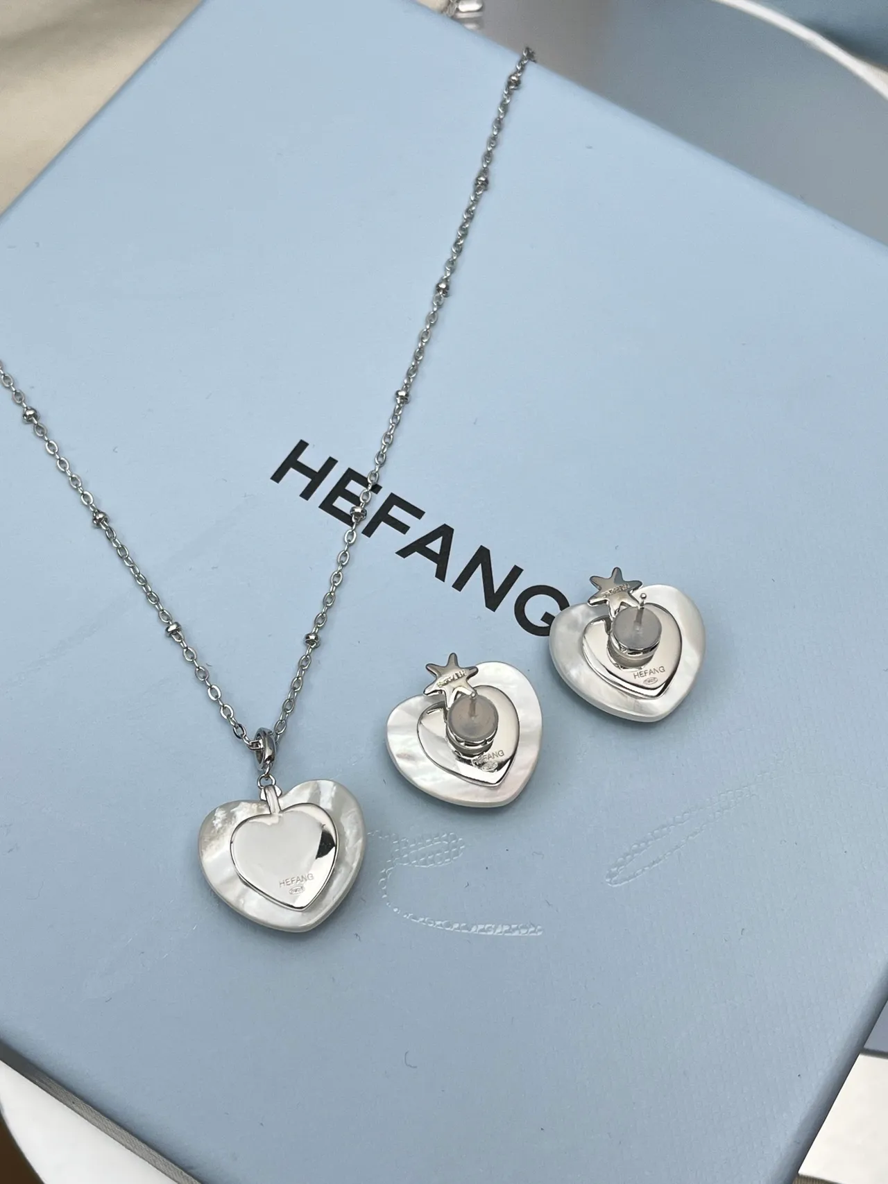 HEFANG Collar beige plateado en forma de corazón con acabado de madreperla 4