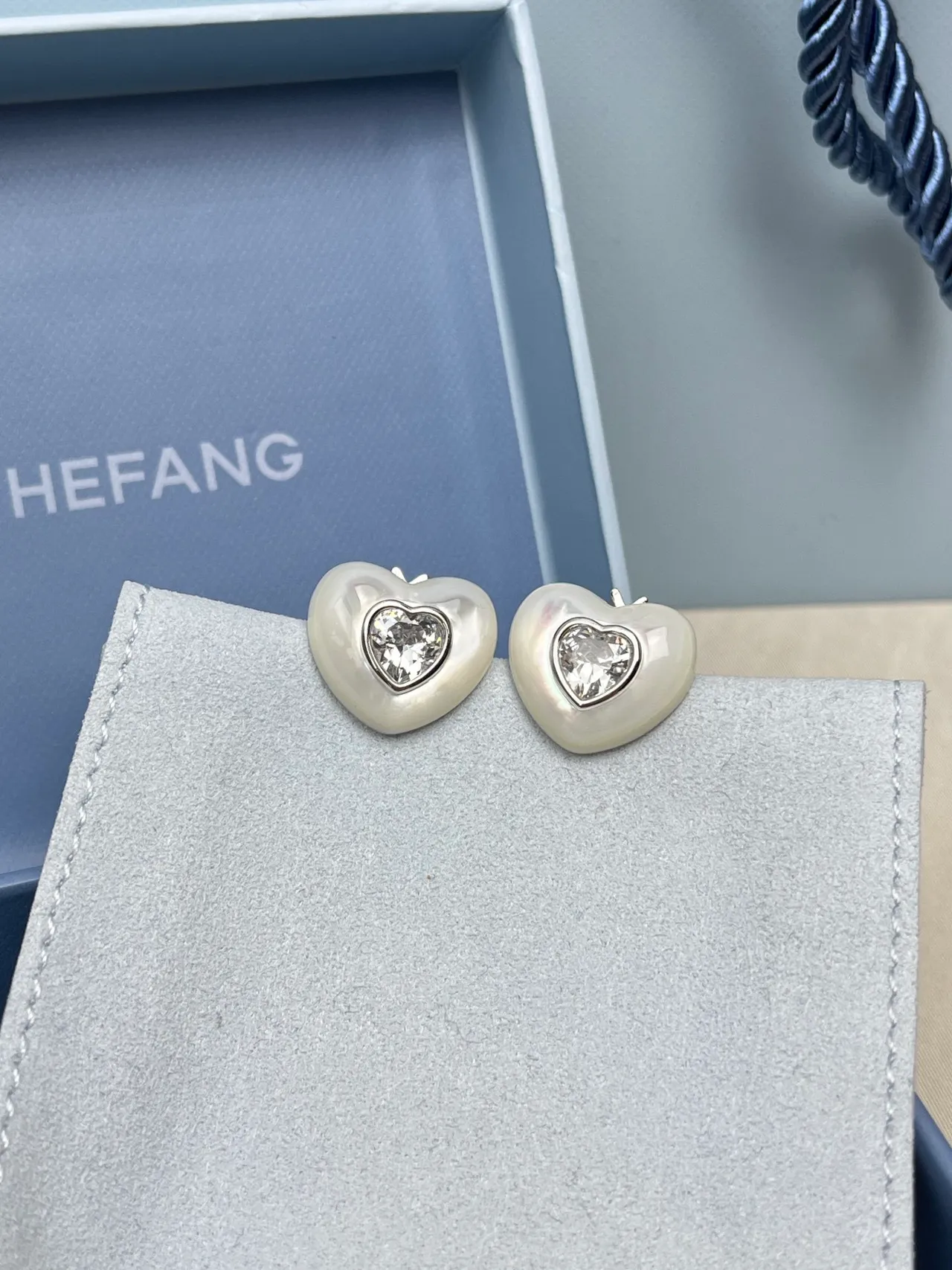 HEFANG Collar beige plateado en forma de corazón con acabado de madreperla 9