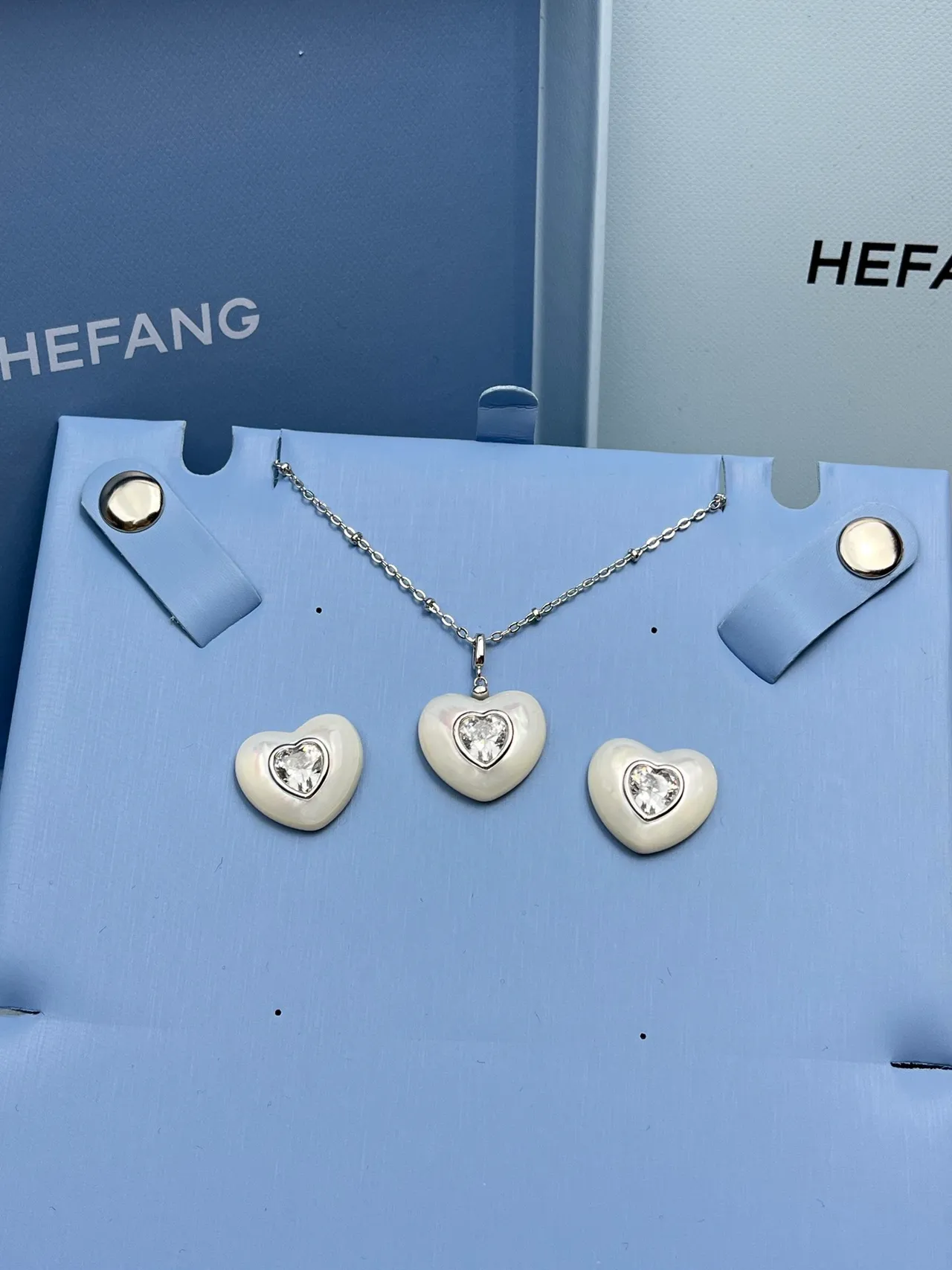 HEFANG Collar beige plateado en forma de corazón con acabado de madreperla 6