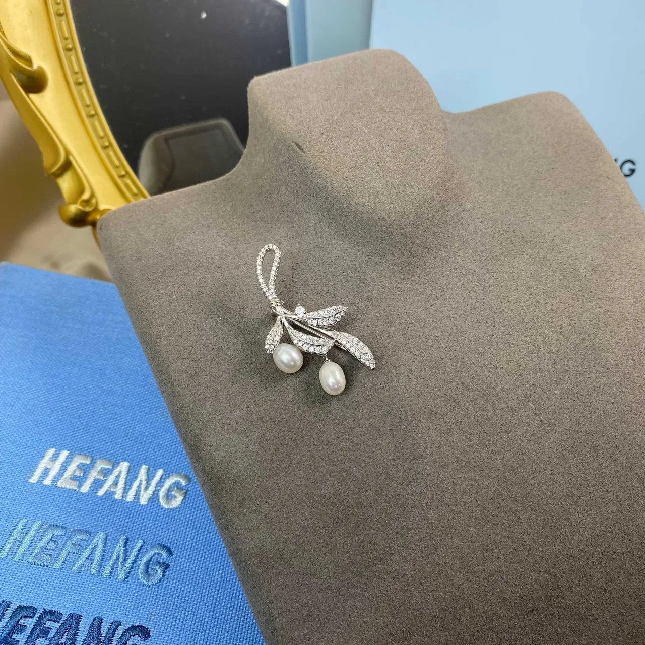 HEFANG पपड़ी और पत्ती पावे क्रिस्टल और पर्ल ब्रोच 2