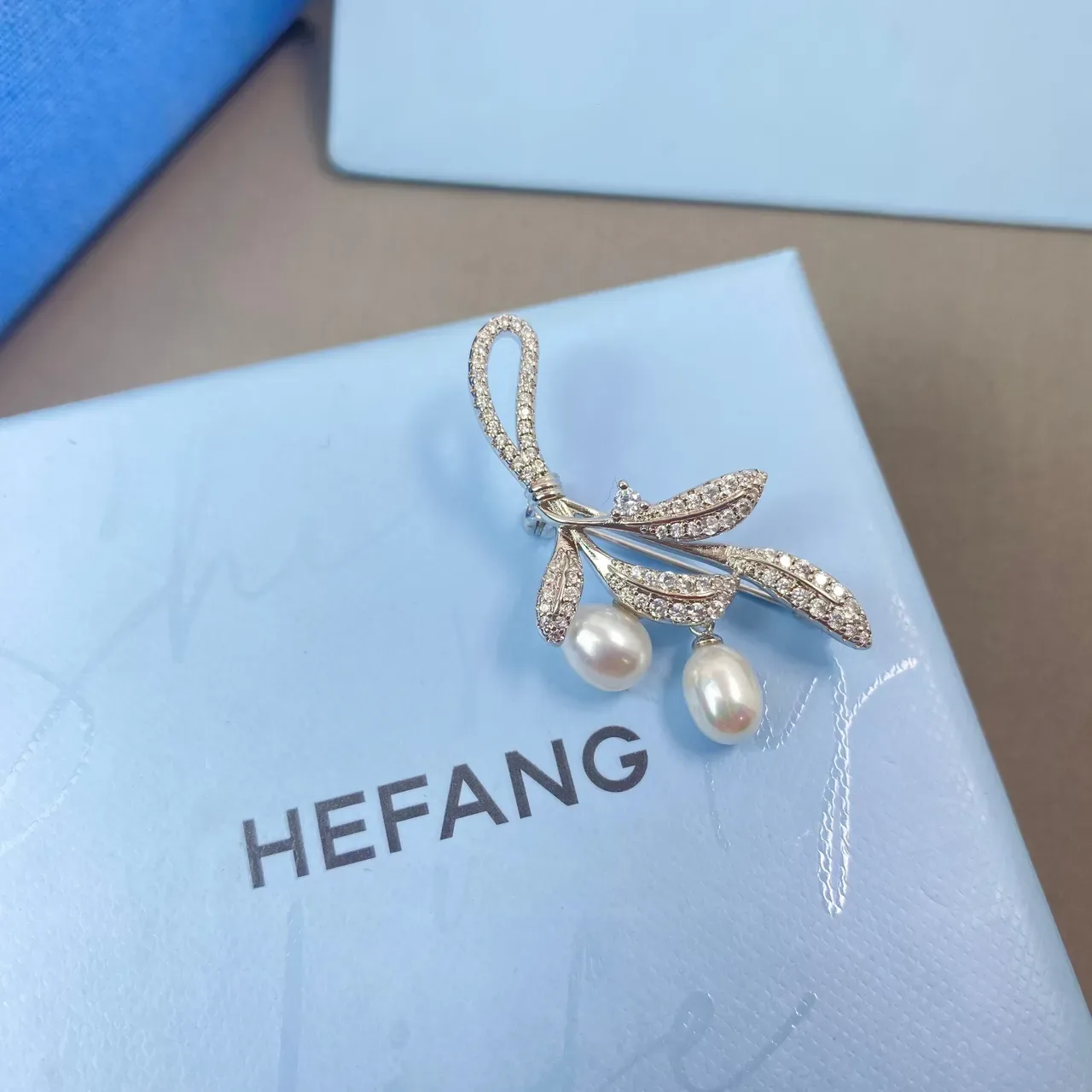 HEFANG पपड़ी और पत्ती पावे क्रिस्टल और पर्ल ब्रोच 5