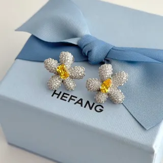 HEFANG ফুল-আকারের পাভে ক্রিস্টাল ও হলুদ জেম স্টাড ইয়ারিংস