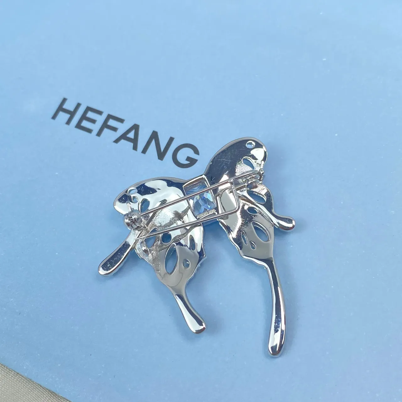 HEFANG चाँदी सफेद Pavé-Set क्रिस्टल ओपनवर्क तितली सिल्हूट ब्रोच 8