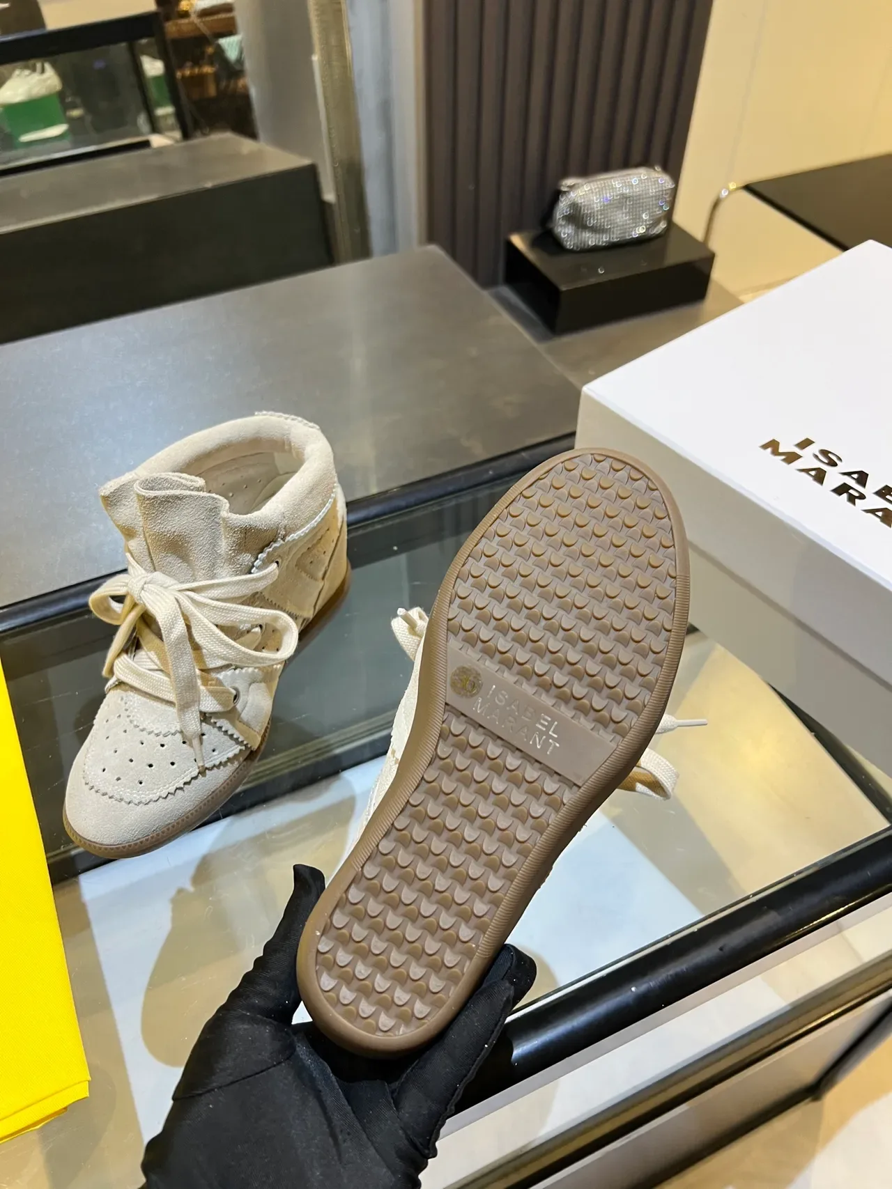 Isabel Marant حذاء رياضي بيج بني كعب مسطح جلد مدبوغ مخرق 2