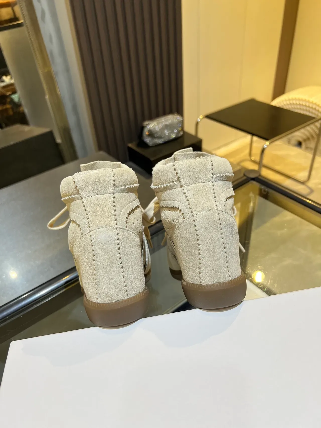 Isabel Marant حذاء رياضي بيج بني كعب مسطح جلد مدبوغ مخرق 3