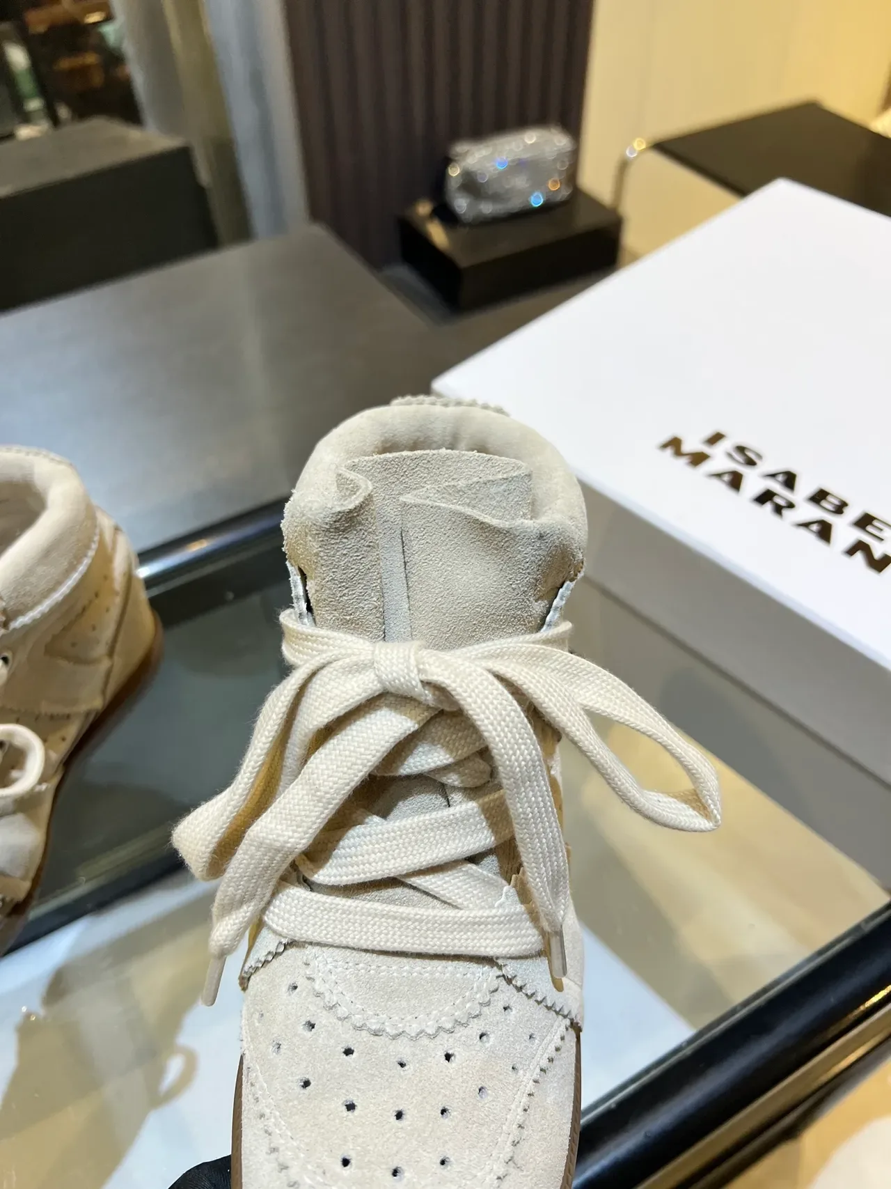 Isabel Marant حذاء رياضي بيج بني كعب مسطح جلد مدبوغ مخرق 4