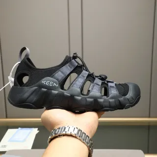 Sandálias casual KEEN preto e cinza multi-tiras impermeáveis