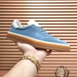أزرق فاتح من السود Low-Top Lifestyle Sneaker